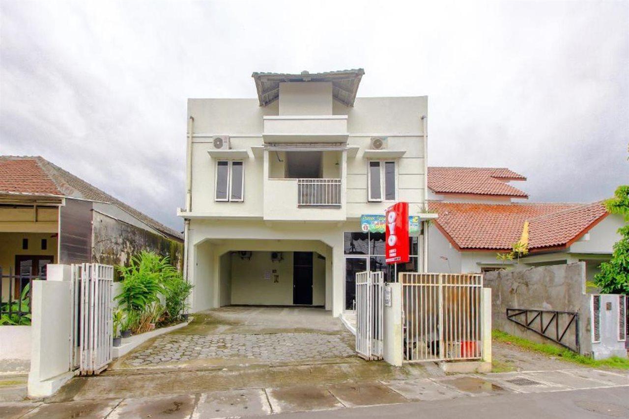 Отель Oyo 3083 D Kost 3 Syariah Джокьякарта Экстерьер фото